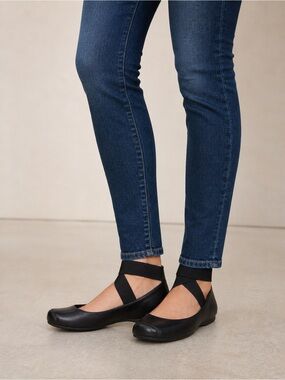 Jessica Simpson Ballet Flats – Black leather Crisscross Strap Flats